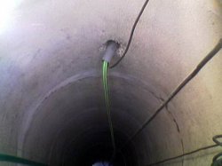 Отверстие для заборной трубы в бетонном кольце