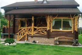 Стилизованное ограждение деревянного крыльца