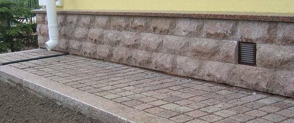 Отмостка из тротуарной плитки и брусчатки 