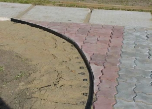 Установка пластикового бордюра для тротуарной плитки